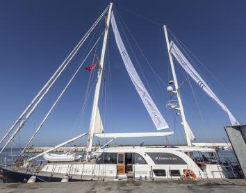 El velero ÍBERO III zarpa desde Sanlúcar de Barrameda para contar la primera vuelta al mundo con un prisma pedagógico