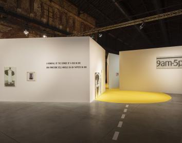 Jessica Stockholder explora la pintura en una exposición inmersiva en Turín con obras de la Colección ”la Caixa” de Arte Contemporáneo