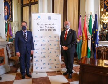 El director general de la Fundación ”la Caixa”, Antonio Vila Bertrán, y el alcalde de Málaga, Francisco de la Torre, han presentado la renovación del convenio para el desarrollo de actividades culturales en la ciudad.