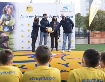 La Fundación Cruyff y la Fundación ”la Caixa” inauguran el Cruyff Court Carlos Soler en Valencia