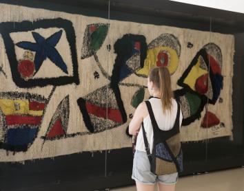 CaixaForum Barcelona traslada al vestíbulo el tapiz de Miró tras su restauración