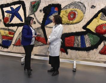 La Fundació ”la Caixa” exposa per primera vegada en quatre dècades el seu tapís de Miró per restaurar-lo a la vista del públic