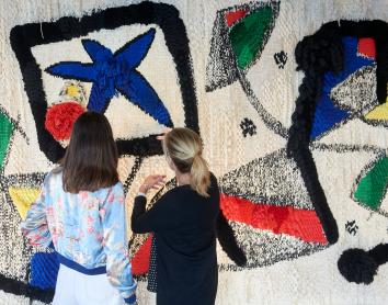 El tapiz de Miró desembarca en CaixaForum Zaragoza tras su restauración