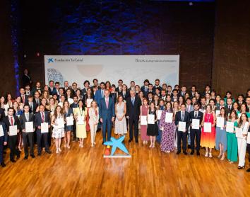 100 estudiantes universitarios reciben una beca de la Fundación ”la Caixa” para cursar estudios de posgrado en el extranjero