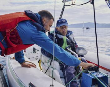 Diego, amb esclerosi múltiple i el seu instructor de vela adaptada.