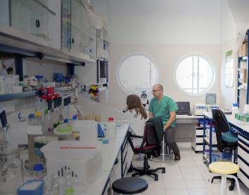 Daniel López y una compañera de su equipo de investigación en el laboratorio.