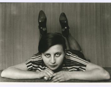 Gertrud Arndt. Autorretrato en el estudio, Bauhaus Dessau, 1926.