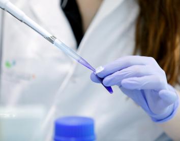 Utilització duna pipeta en un laboratori.