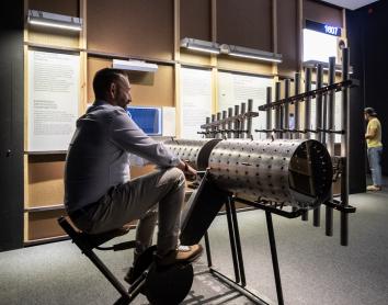 CaixaForum Zaragoza vibra con el vínculo entre la música y las matemáticas en una exposición interactiva
