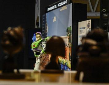 La exposición recorre el proceso de creación de los personajes más emblemáticos de Pixar, desde el modelado hasta el renderizado.