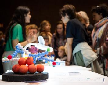 CosmoCaixa acosta la immunologia i altres disciplines científiques a la Nit de la Recerca