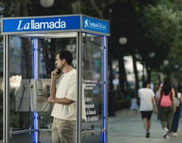 Presentan una acción en Granada que muestra el fenómeno invisible de la soledad