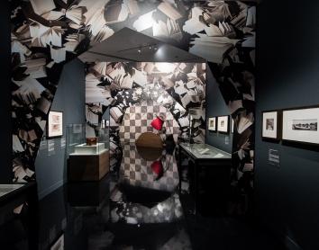 CaixaForum Zaragoza se llena de la fantasía de Alicia en una gran muestra dedicada a esta heroína moderna