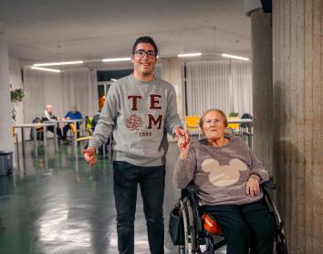 Voluntarios con discapacidad acompañan a personas mayores en una residencia de Ávila