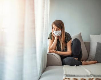 Els factors laborals influeixen de manera important en el risc de COVID persistent