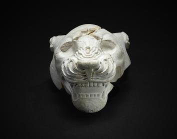 Cabeza de león tallada en piedra caliza, con una inscripción cuneiforme grabada, c. 882 a. de C. templo de Shamash, Sippar (Irak). 1882,0714.4464.