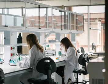 Dos investigadoras del CaixaResearch Institute trabajando en el laboratorio.