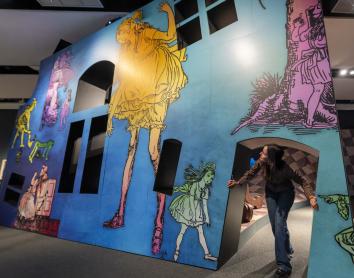 CaixaForum València s'omple de la fantasia d'Alícia en una gran mostra dedicada a aquesta heroïna moderna