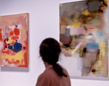 Una visitant a l'exposició Desenfocat. Una altra visió de l’art a CaixaForum Barcelona.