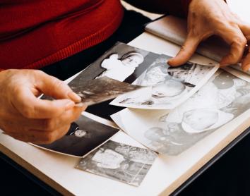 Persona contemplant fotos familiars.