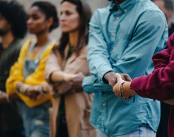 La mentoría social rompe el vínculo entre racismo y soledad
