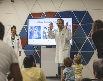 CosmoCaixa celebra una nit plena de ciència amb un focus especial en la immunologia
