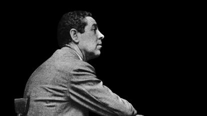 Recorte de foto de Luis García-Berlanga, tomada por Oriol Maspons y Julio Ubiña.