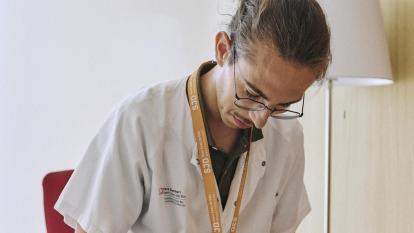 Darío, psicólogo del programa de Atención Integral a Personas con Enfermedades Avanzadas.