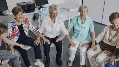 Gracias a las actividades del programa Siempre Acompañados las personas mayores se mantienen activas y hacen amistades.
