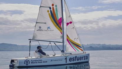 Un barco de vela del programa ESFUERZA de la Fundación María José Jove navegando.