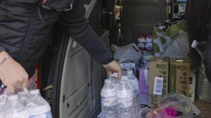 Un voluntario descarga agua y alimentos donados para las personas afectadas por la dana.
