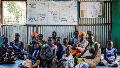 Diverses mares i infants esperen el seu torn per ser atesos a l'espai per a consultes de salut del camp de refugiats de Kule situat a la regió de Gambella (Etiòpia).