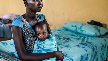 Nyawech Ter (20 años), originaria de Sudán del Sur, junto a su hijo enfermo en el interior de una sala de estabilización hospitalaria del campo de refugiados de Pugnido 2 situado en la región de Gambella (Etiopía).