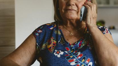 Teresa Mazón Sans, participante del programa Siempre Acompañados de la Fundación ”la Caixa”, hablando por teléfono.