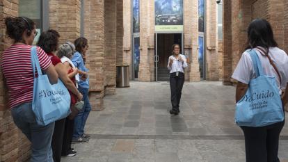 Una educadora de CaixaForum Barcelona introduint l'exposició al grup.