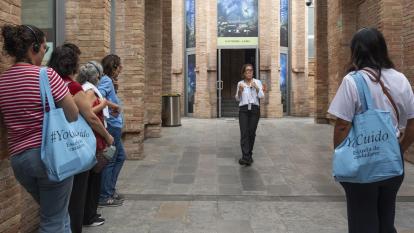 Una educadora de CaixaForum Barcelona introduciendo la exposición al grupo.