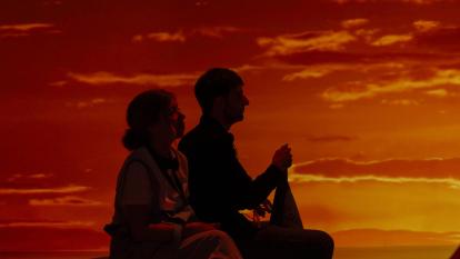 La silueta de dues persones en un capvespre.