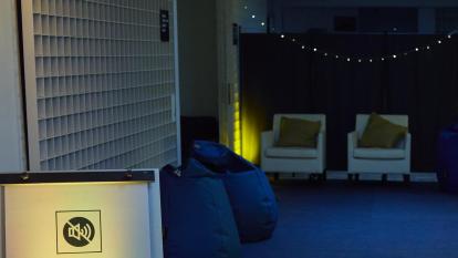 Sala de calma accessible per a persones amb trastorn de l'espectre autista durant el concert.