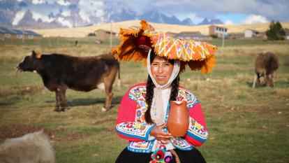 Bertha, emprendedora de la comunidad de Rodeana, promotora de la ruta de la leche, invita a los visitantes a degustar los derivados lácteos y la leche fresca de vaca. Además, pueden disfrutar de una tabla de quesos y compartir momentos agradables con su familia.
