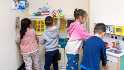 Nens jugant als Espais de Creixement 3-6 de CaixaProinfància a l'Associació Barró.