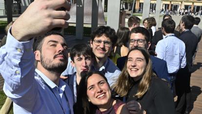 Becats de la Fundació ”la Caixa” fent-se una foto al Museu de la Ciència CosmoCaixa.