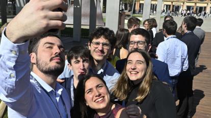 Becados de la Fundación ”la Caixa” haciéndose una foto en el Museo de la Ciencia CosmoCaixa. 
