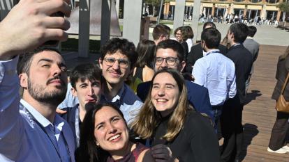 Fellows of the "la Caixa" Foundation taking a photo at the CosmoCaixa Science Museum.
