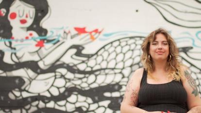 Imagen de Rita junto a su obra en el BesArt. The River Museum.