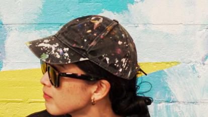 Imatge de Mina Hamada amb el seu mural.