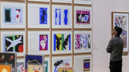 Un home observa les diverses obres presents a una de les sales de l'exposició Chez Matisse a CaixaForum Barcelona.
