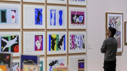 Un hombre observa las diversas obras presentes en una de las salas de la exposición Chez Matisse en CaixaForum Barcelona.