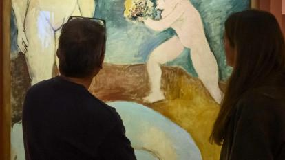 Dos visitants admirant una obra present a l'exposició Chez Matisse a CaixaForum Barcelona.