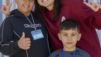  Helena Sánchez, trabajadora social y coordinadora del área de Infancia en la entidad ALFA, junto a Jose y Leonel.
