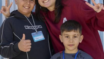 Helena Sánchez, treballadora social i coordinadora de l'àrea d'Infància a l'entitat ALFA, amb Jose i Leonel.